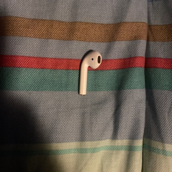 Right gen1 airpod and charging case - Picture 1 of 3